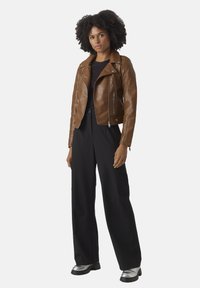 Vero Moda KERRIULTRA NOOS - Chaqueta de cuero sintético - cognac