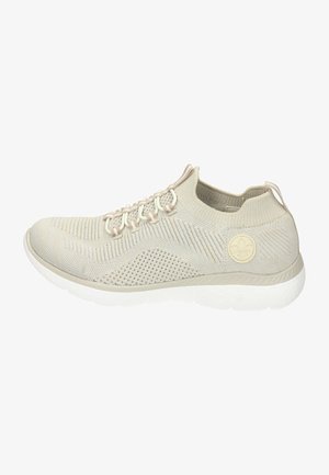 Sneaker beige in rete con tomaia testurizzata, lace-up frontale e un badge del logo sul tallone. Suola bianca leggera con un motivo a onda.