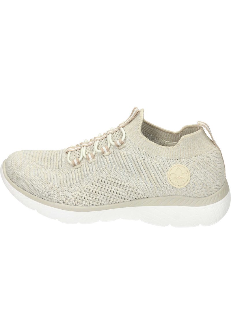 Baskets en maille beiges avec un dessus texturé, un devant à lacets et un badge logo sur le talon. Semelle blanche légère avec un motif en vague.