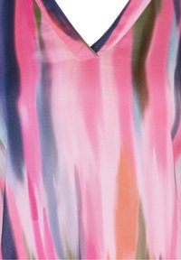 Haut à col en V en tissu lisse et léger avec un motif tie-dye aux teintes rose, violet, orange et vert. Le dégradé de couleurs est très visible.