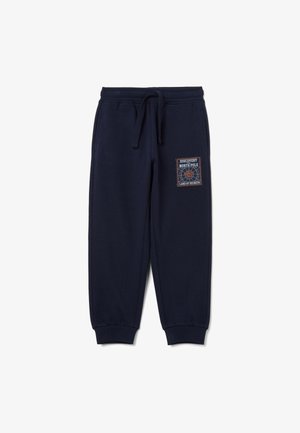 Pantalones tipo jogger azul marino con puños y cinturilla elásticos, cordón, bolsillos laterales y un parche de descubrimiento del Polo Norte en el muslo derecho.