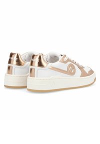 Baskets blanches avec des accents métalliques rose doré, présentant une tige texturée, une épaisse semelle blanche et un détail de talon marqué.