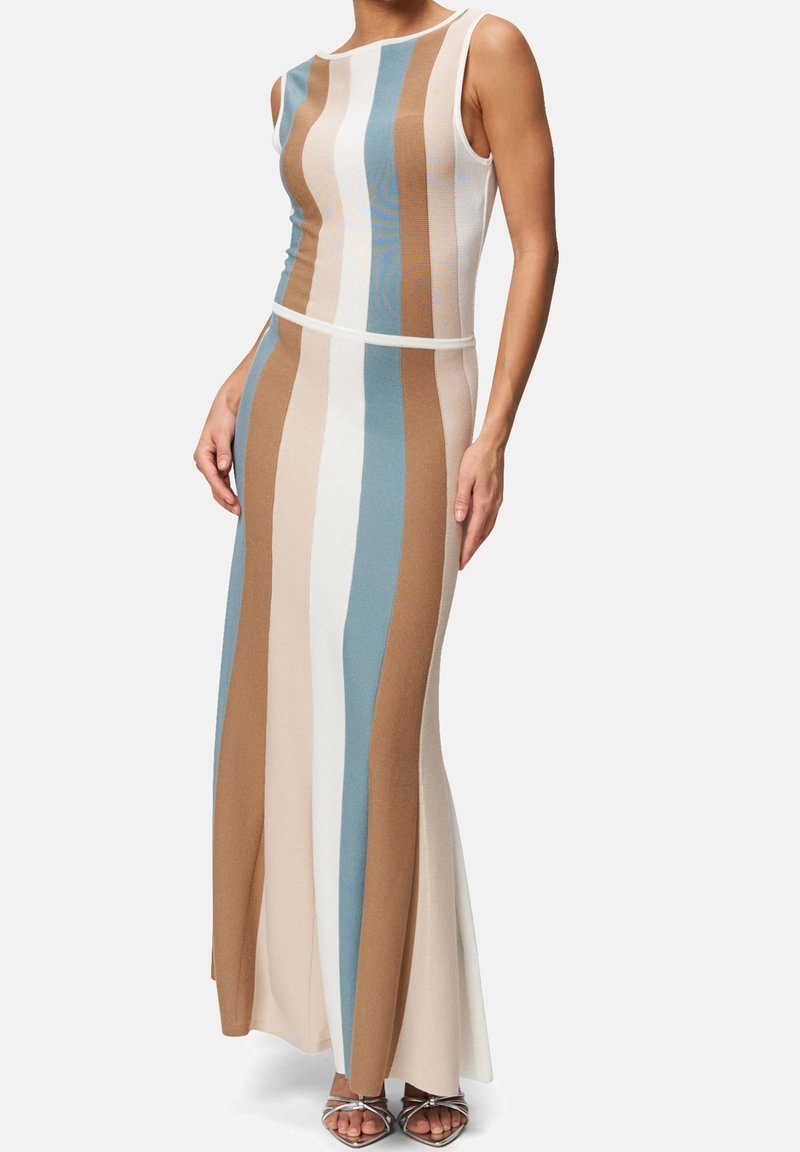 Strick-Maxikleid mit vertikalen Streifen in Blau, Braun und Beige. Ärmelloses Design mit tailliertem Oberteil und ausgestelltem Saum.
