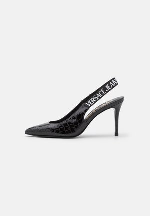 Czarny sandał na wysokim obcasie typu slingback z wężowym wzorem, spiczastym noskiem i elastycznym paskiem z logo "VERSACE JEANS".