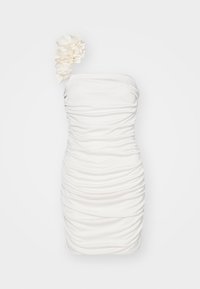 Trägerloses weißes Kleid mit gerafftem Stoff, das an einer Schulter mit einem strukturierten Blumenakzent versehen ist. Glattes, elastisches Material mit figurnahem Schnitt.