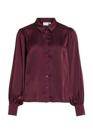 Pitkähihainen satiinipusero syvän viininpunaisena, klassisella kauluksella, napillisen edustan, laskostetut pömppöolkapäät ja kalvosimet.