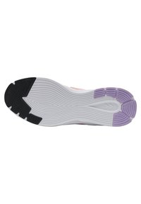 Semelle de chaussure de course en caoutchouc blanc avec des rainures texturées. Le talon présente une section noire et des accents violets au niveau des orteils.