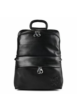 Schwarzer Leder-Rucksack mit zwei Reißverschlussfächern und geflochtenem Tragegriff oben, mit geprägt "MD 20" Branding auf der Fronttasche.