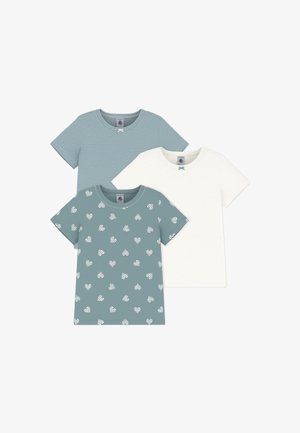 Ensemble de trois t-shirts : un à rayures bleu clair, un uni bleu sarcelle avec motif de cœurs blancs, et un blanc uni avec un détail de nœud. Manches courtes.