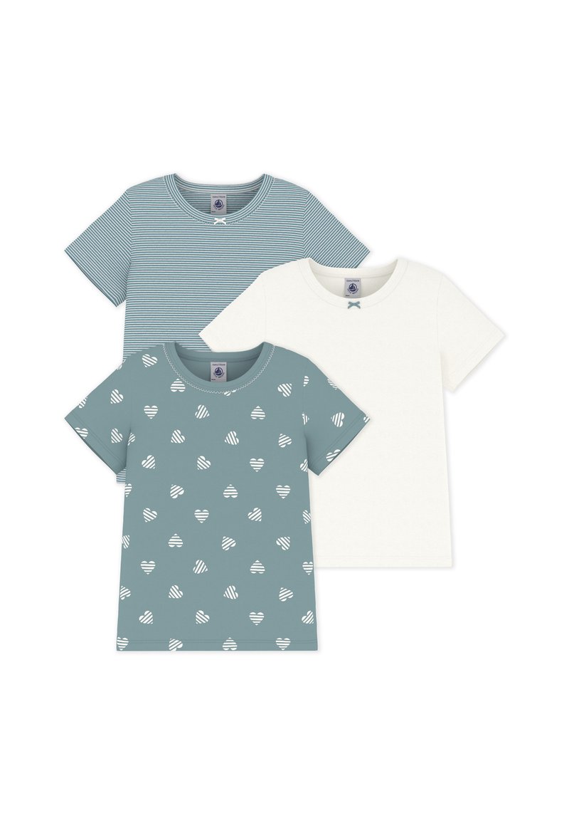Ensemble de trois t-shirts : un à rayures bleu clair, un uni bleu sarcelle avec motif de cœurs blancs, et un blanc uni avec un détail de nœud. Manches courtes.