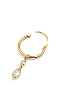 Goldene Creolen mit einem marquiseförmigen klaren Stein und einem runden klaren Steinakzent, mit einem polierten Metallfinish.