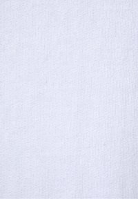 Tessuto grigio chiaro con una texture liscia e a coste. Il materiale appare morbido, uniforme nel colore senza alcun motivo o accessori visibili.