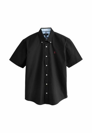 Schwarzes kurzärmliges Hemd mit Knopfverschluss und Button-Down-Kragen sowie einem kleinen roten gestickten Logo auf der Brust.