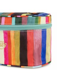 Bolsa cosmética rectangular multicolor con rayas verticales, que cuenta con una cremallera verde claro y un pequeño logo bordado en dorado.