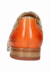 Lederbrogue-Schuh in Orange mit glatter Oberfläche, ausgestattet mit einem beige Lederabsatz und metallischen Akzenten im Obermaterial, das dekorative Perforationen zeigt.