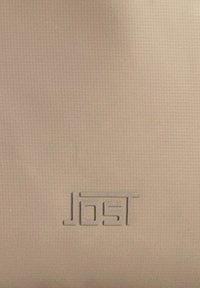 Borsa beige testurizzata con logo in rilievo, superficie liscia e un sottile motivo a griglia, che enfatizza elementi di design minimalisti.