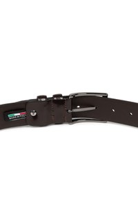 Ceinture en cuir marron avec une boucle en argent poli, présentant des coutures détaillées et une étiquette qui indique "FABRIQUÉ EN ITALIE."