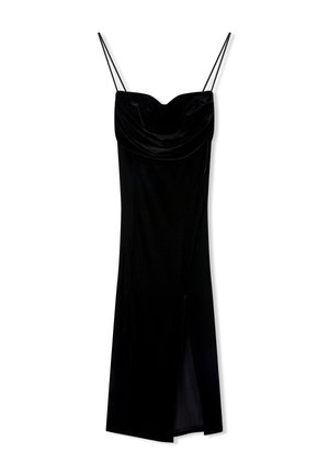 Czarna aksamitna sukienka z dekoltem w kształcie łodzi, cienkimi regulowanymi ramiączkami i rozcięciem na udzie. Gładka faktura i dopasowany krój.