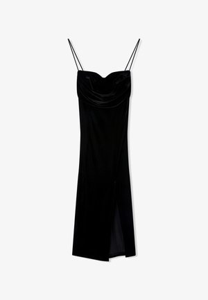 Czarna aksamitna sukienka z dekoltem w kształcie łodzi, cienkimi regulowanymi ramiączkami i rozcięciem na udzie. Gładka faktura i dopasowany krój.
