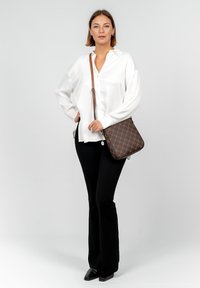 Tamaris ANASTASIA - Axelremsväska - brown/cognac