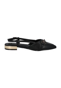 Zapato negro de piel tipo slingback con punta afilada, que presenta una hebilla decorativa y un tacón cuadrado acentuado en dorado.