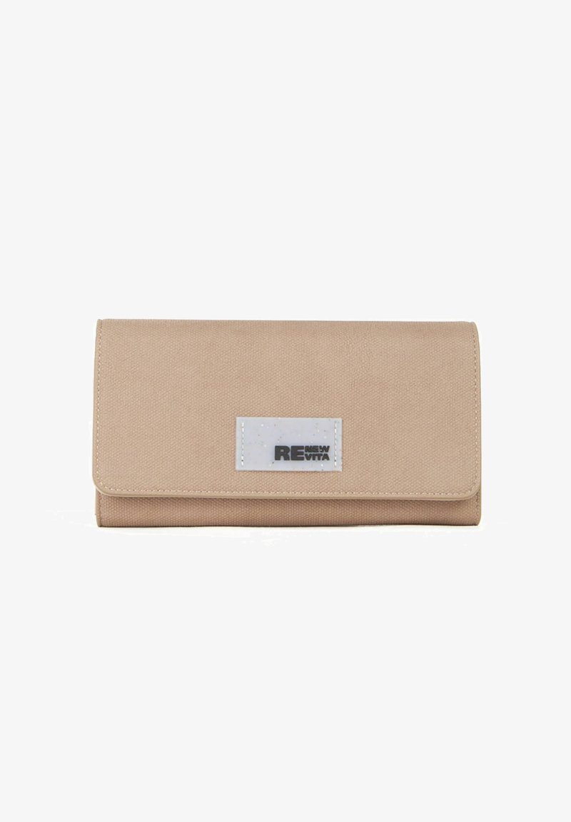 Beige pung med en struktureret tekstiloverflade, der har en transparent etiket med "RENEW VITA" i fed skrift og en trykknaplukning.