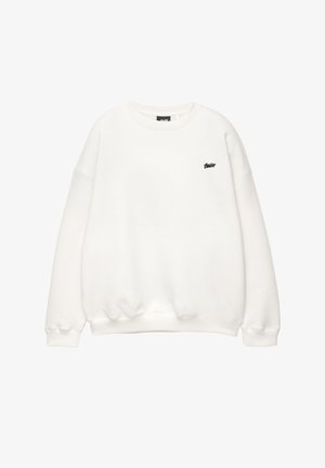 Bela pulover s dolgimi rokavi, rebrastimi manšetami in robom, okroglim ovratnikom, z majhnim črnim logotipom na levi strani prsnega koša. Gladka tekstura.