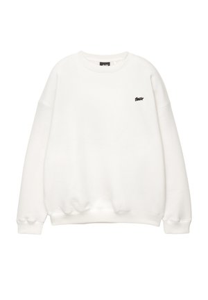 Bílá mikina s dlouhými rukávy, žebrovanými manžetami a lemem, kulatým výstřihem, s malým černým logem na levém prsu. Hladký povrch.