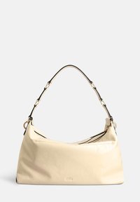 Crèmekleurige handtas van nepleder met een gebogen vorm, zwarte riemaccenten en gouden beslag. Voorzien van een ritssluiting aan de bovenkant.