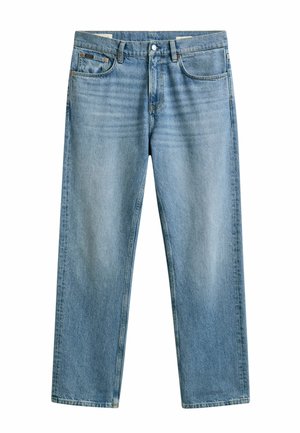 Hellblaue Jeans mit geradem Bein, vorderen Taschen, Gürtelschlaufen und einer Knopfleiste vor weißem Hintergrund.