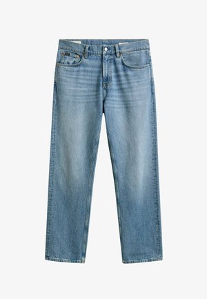 Hellblaue Jeans mit geradem Bein, vorderen Taschen, Gürtelschlaufen und einer Knopfleiste vor weißem Hintergrund.