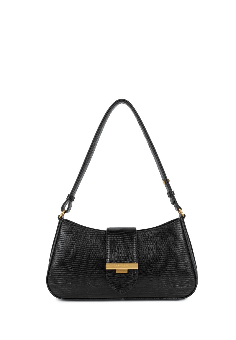 Sac à main en cuir noir avec une finition texturée, de forme courbée et un fermoir doré à l'avant. Bandoulière réglable pour plusieurs options de port.