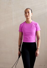 Stronger CROP TEE - T-shirts - magenta