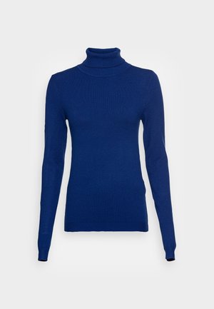 Marineblå tætsiddende langærmet rullekravesweater med ribstrikket krave, manchetter og kant på ensfarvet hvid baggrund.