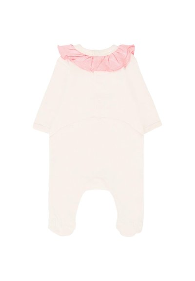 Un body en coton blanc pour bébé avec des manches longues, un col froncé rose, des pressions au dos et des ourlets froncés aux pieds.