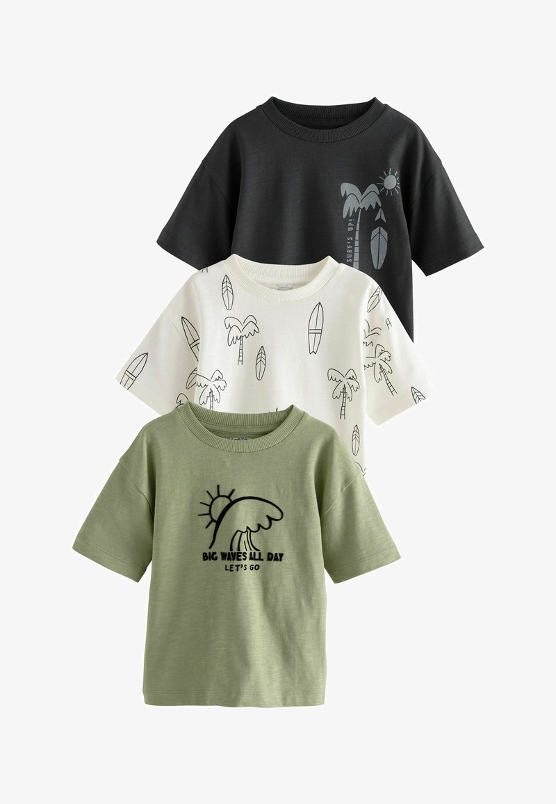 Tre magliette per bambini a maniche corte in nero, bianco e verde, ciascuna con stampe e disegni ispirati al surf e alla spiaggia.