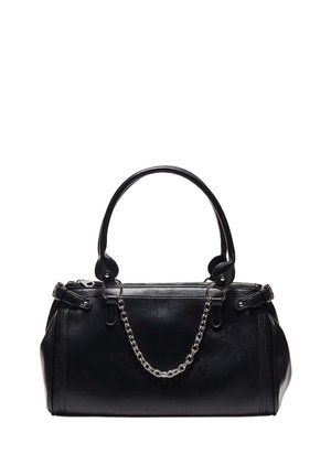 Borsa a mano in pelle nera con una forma strutturata, doppi manici e un accento in catena sulla parte anteriore. Presenta una chiusura con zip e hardware decorativo.