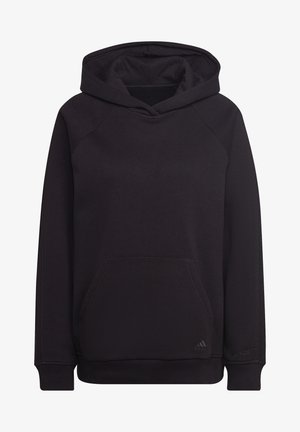Henkilö pukeutunut yksiväriseen mustaan Adidas-huppariin, jossa etutasku ja resorireunukset, esitetty olkapäistä reisien keskivaiheille valkoista taustaa vasten.