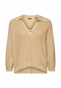 Pull beige en maille avec manches longues, col large, fermeture par un seul bouton au col en V profond, poignets et ourlets côtelés, légèrement plus long à l'arrière.