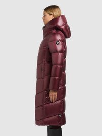 Lange bordeauxrode donsjas met capuchon, met een glanzende textuur, doorgestikt patroon en zijritszakken. Logopatch op de mouw.