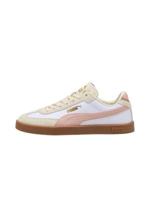 Sneaker bianchi e beige con dettagli rosa, tomaia in suede e tessuto, chiusura con lacci, suola in gomma e dettaglio del logo dorato sul lato.