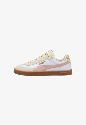 Sneaker bianchi e beige con dettagli rosa, tomaia in suede e tessuto, chiusura con lacci, suola in gomma e dettaglio del logo dorato sul lato.