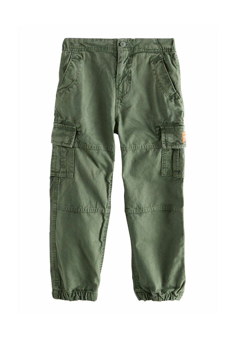 Pantalones cargo de tela verde oliva, con múltiples bolsillos, puños elásticos y un diseño de corte relajado con detalles de costura visibles.