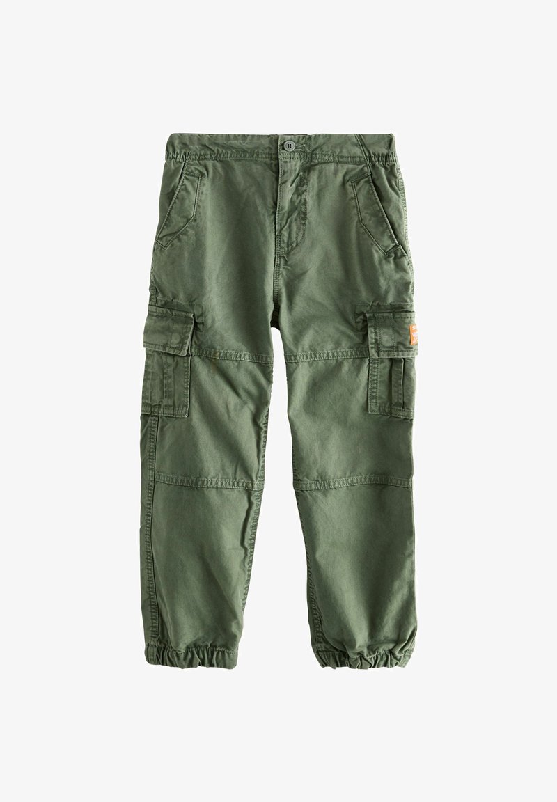 Cargo-Hosen aus olivgrünem Stoff mit mehreren Taschen, elastischen Bündchen und einem lockeren Schnitt, der sichtbare Nähdetails aufweist.