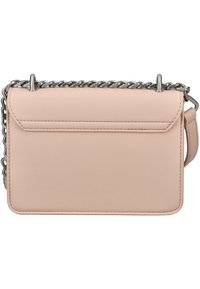 Rosa læder crossbody taske med en sølv kæderekke. Har en frontklap og en baglomme med rene linjer og en glat tekstur.