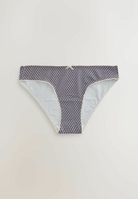 Sous-vêtements style bikini marron avec un petit motif losange bleu et un nœud blanc au centre de la ceinture, présentés à plat sur un fond clair.