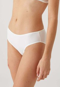 Witte katoenen hipsteronderbroekjes met een gladde textuur, voorzien van een low-rise ontwerp en een elastische tailleband. Geen zichtbare patronen of bevestigingen.