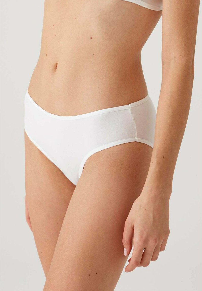 Witte katoenen hipsteronderbroekjes met een gladde textuur, voorzien van een low-rise ontwerp en een elastische tailleband. Geen zichtbare patronen of bevestigingen.