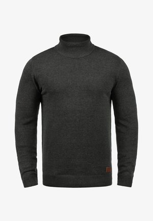 Temno siva pulover s turtleneck ovratnikom iz pletenine. Ima rebrast vratni del in manšete ter majhen rjav usnjen detajl na robu.