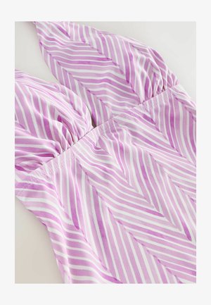 Jednodielne plavky z mäkkej a elastickej tkaniny s ružovo-bielym chevronovým prúžkovým vzorom, so zhromaždeným švom v oblasti pásu.